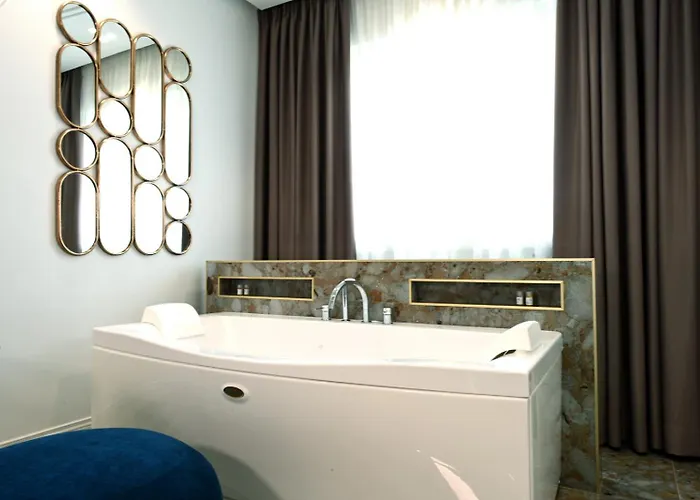 Golden House Cinecitta 3*